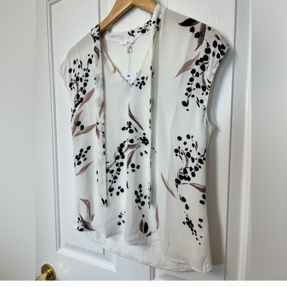 Beautiful Camber and Grace Blouse - Picture 2 of 8